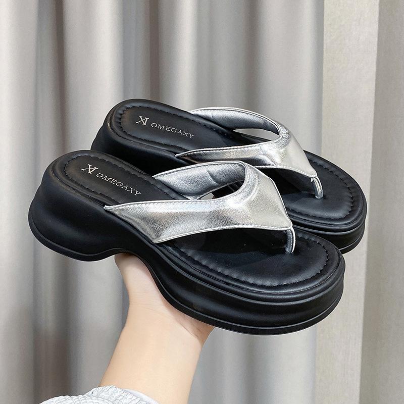 Muffin Thick-bottomed Flip-flops Women's Summer Wear 2025 New High-end Fashion Seaside Beach Pinch Foot Cool Slippers
