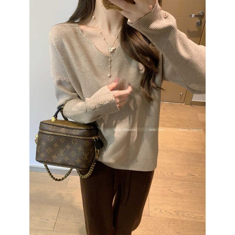 Simple v-neck bottoming shirt women's gentle wind sweater spring niche basic model solid color inner knitted top