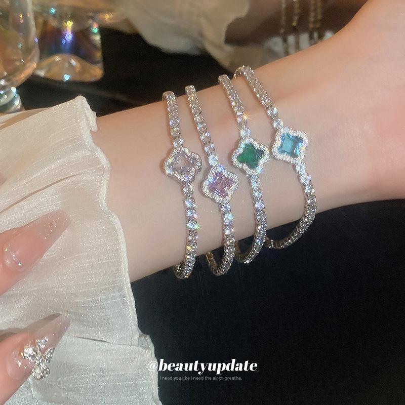 Elegant Zircon Flower Bracelet: Versatile, Fashionable, High-End Jewelry for Women.