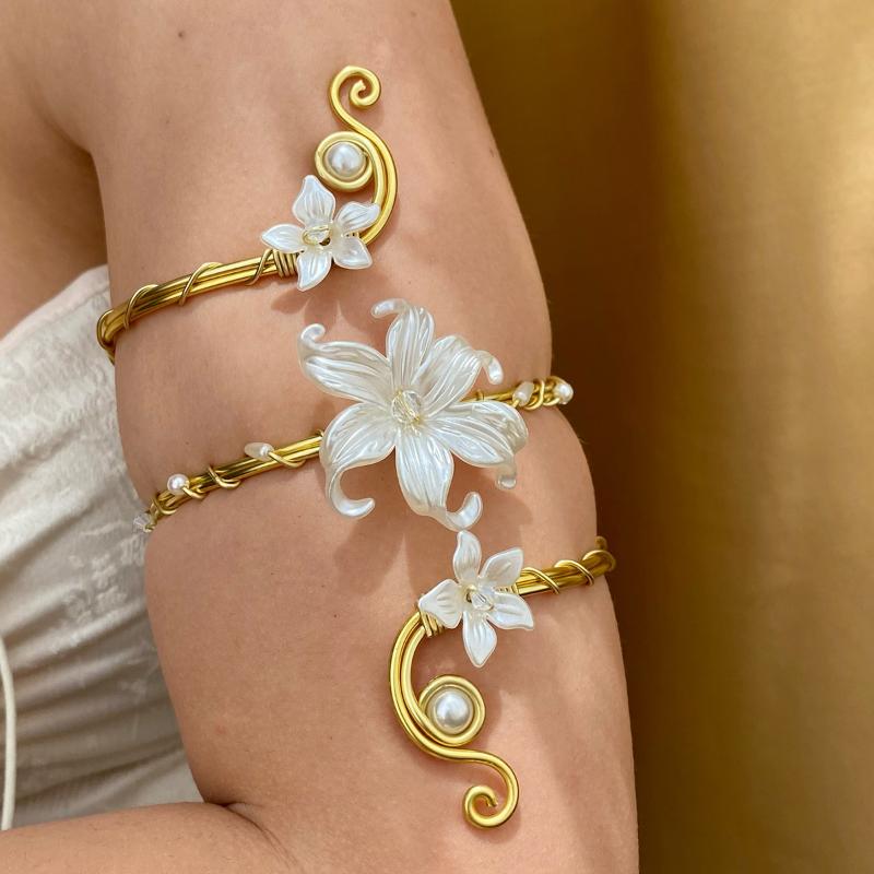 Elegant Vintage Hollow Out Flower Bracelet Adjustable Open Floral Bangle for Women Cocktail Party Jewelry Gift