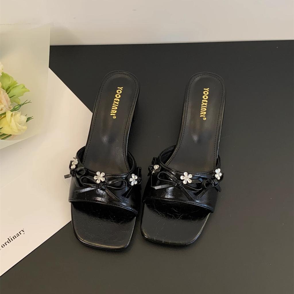 French Medium Heel Open-toed Cool Slippers Outer Wear Women's Shoes 2025 New Summer Rhinestone Bow Thick Heel One-word Drag