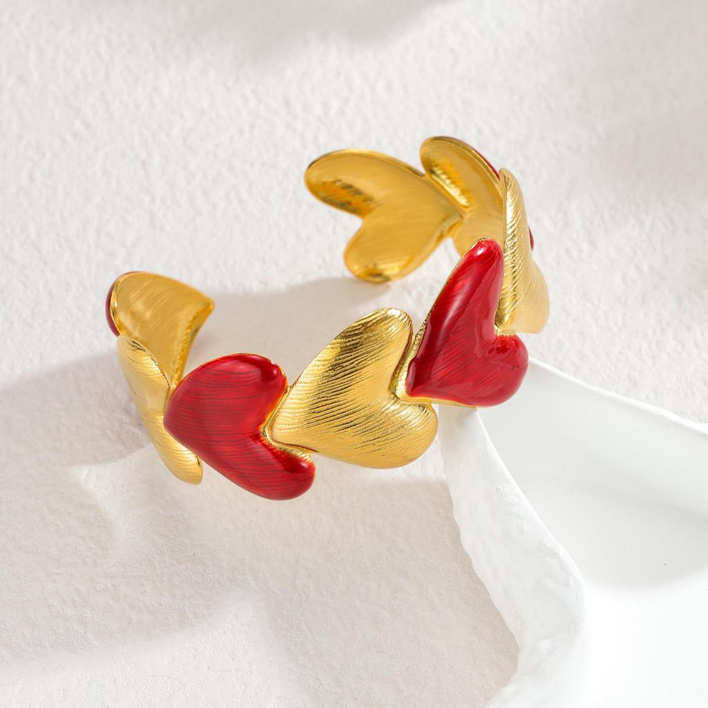 Bracelet ouvert en acier inoxydable en forme de cœur: Design de niche d'inspiration européenne et américaine pour femmes