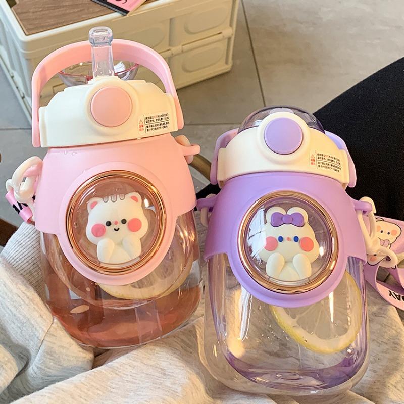 Neue 2025 Großvolumige 820ml Crossbody Cartoon Niedliche Stroh-Wasserflasche mit Handgriff, Hohe Schönheit Große Bauch Tasse