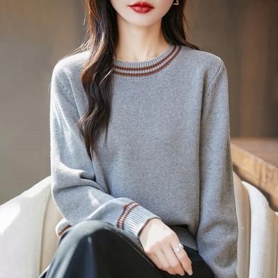 Dies ist ein neuer Herbst- und Winter-Design-Stil Pullover und Strickpullover für Damen, mit einem farbblockierenden gestreiften verdickten warmen Baselayer.