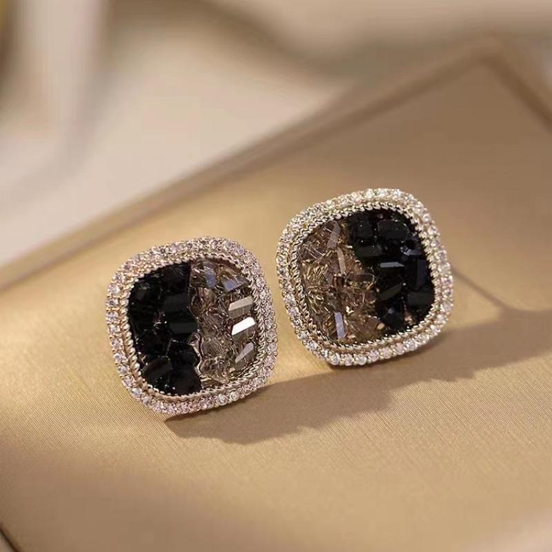 Stylish and simple square high-end stud earrings, women's geometric versatile temperament earrings, elegant and atmospheric earrings.