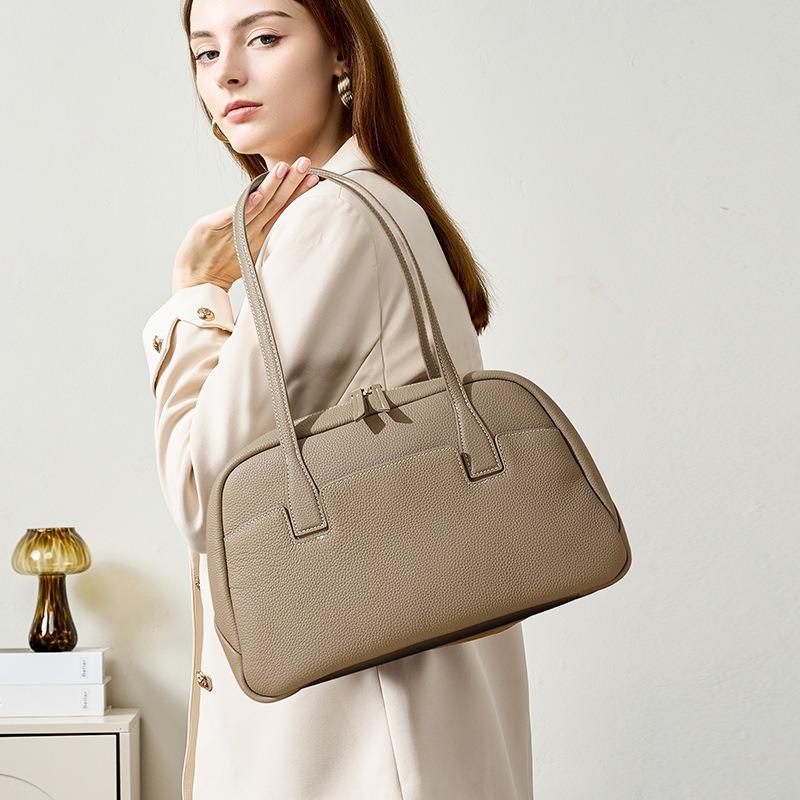 New leather women's bowling bag, fashionable commuter high-end large-capacity shoulder bag.