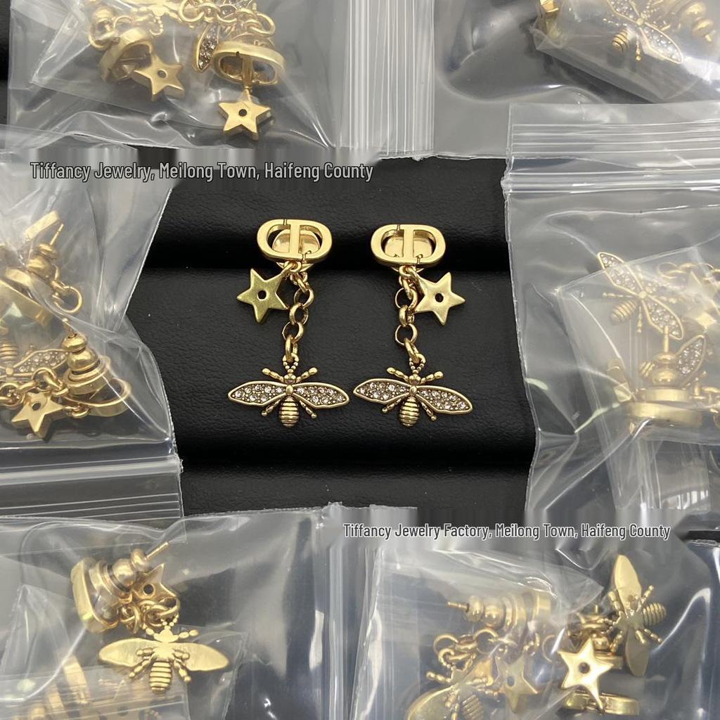 D Family Little Bee Pearl Stud Earrings: Creative Front/Back Hanging Design