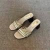Novas Pantufas Modernas de Salto Baixo Externas Femininas Pantufas Tecidas Retrô com Uma Tira Femininas Casuais Peep Toe Pantufas para Vestido de Praia Femininas