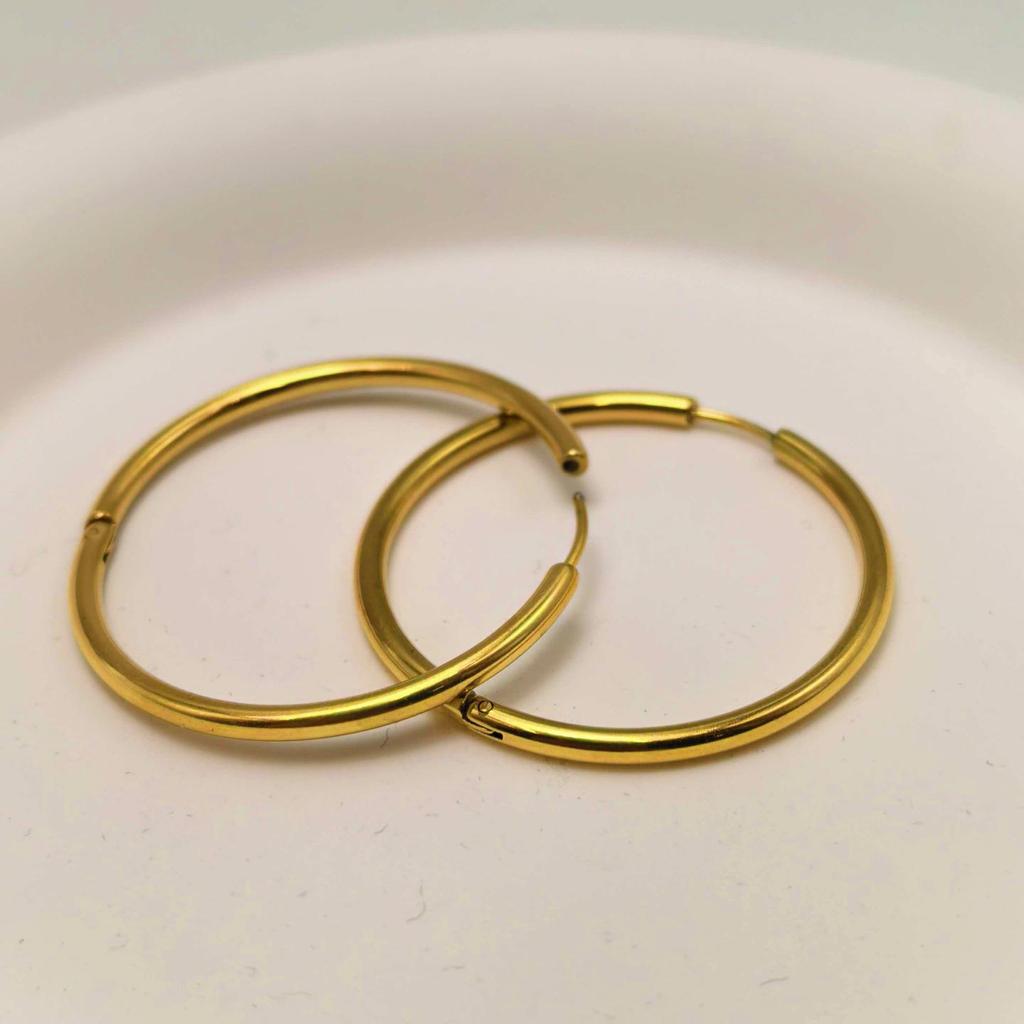 Elegante Übergroße Goldene Ohrklemmen - Schlicht & Modisch