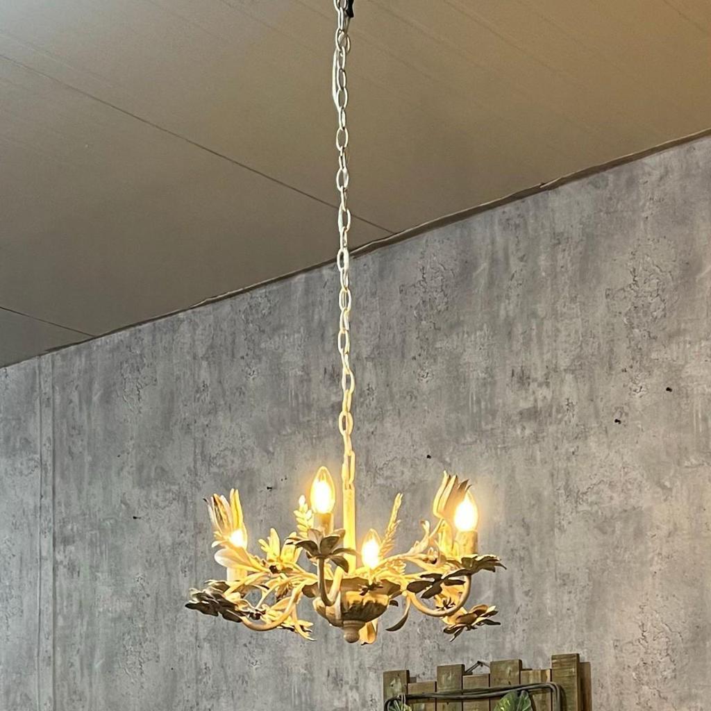 Retro francuski żelazny świecznik-żyrandol z różami do przedpokoju, salonu, restauracji lub kawiarni