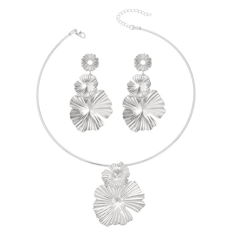 European & American Style Retro Large Petal Choker Necklace - Women's Simple Personality Clavicle Chain Accessory