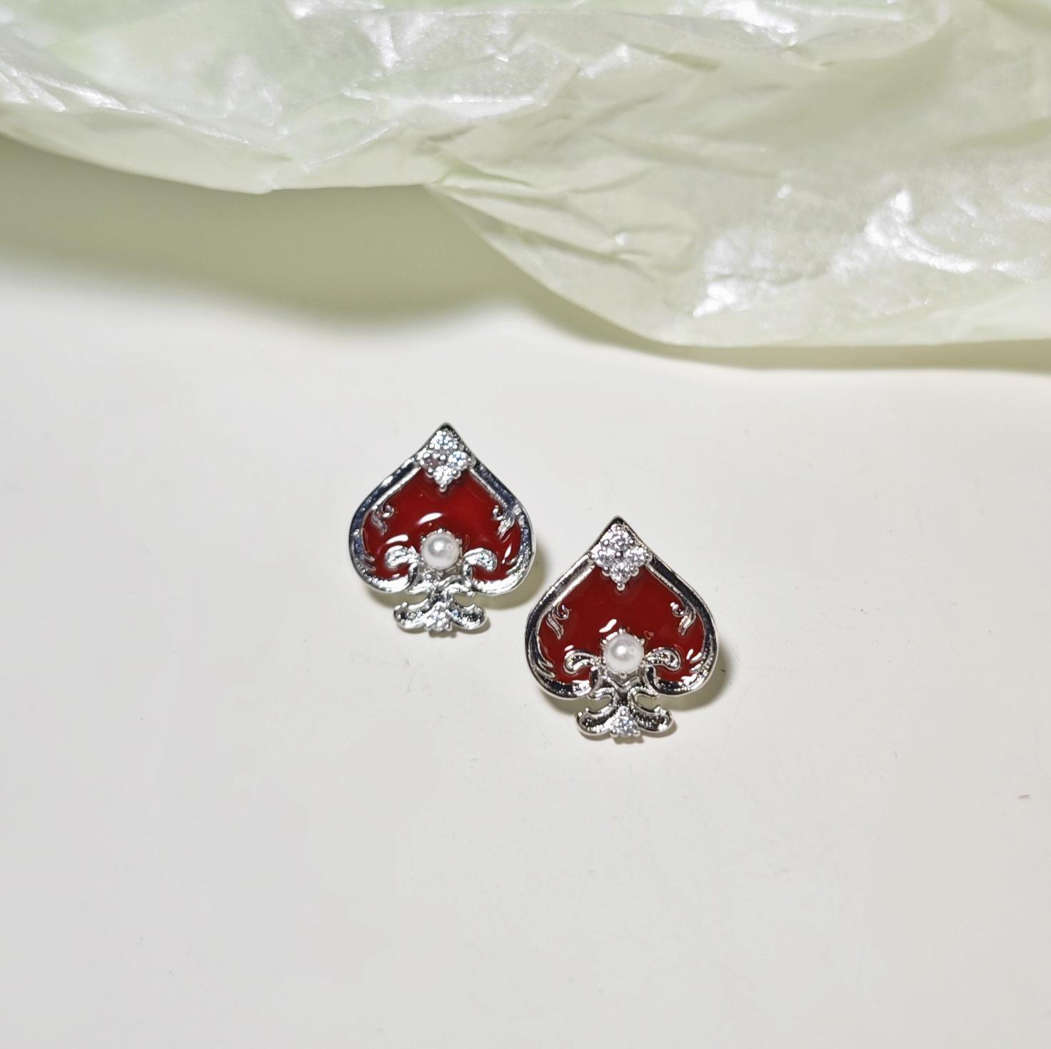 

Французские ретро красные серьги-пусеты с асимметричным сердцем - Сердце Алисы