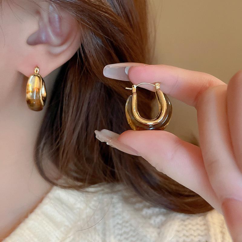 Silver Needle Geometric Stud Earrings: Retro, Light Luxury, Versatile Fashion, Elegant Accessories.
