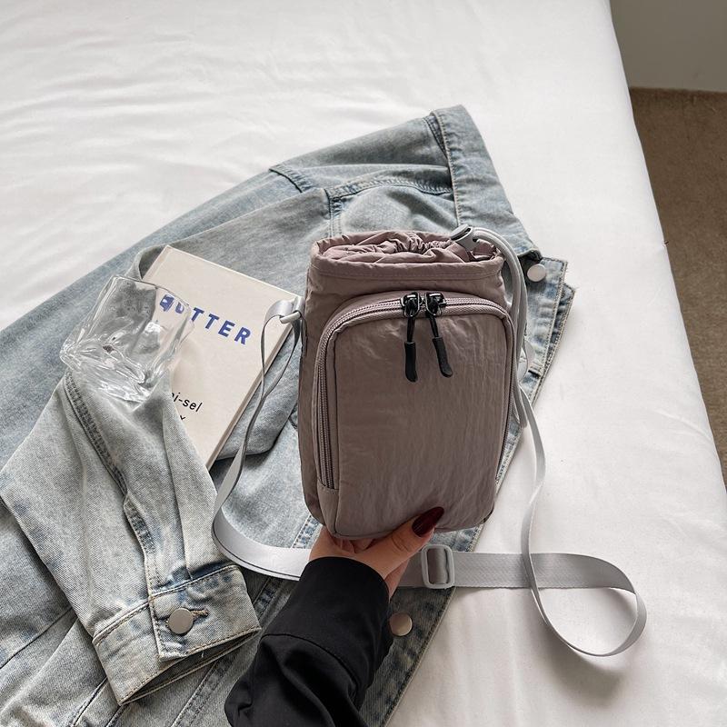 

2025 fashion trend casual simple texture niche summer new foreign style women personality shoulder messenger bag серый