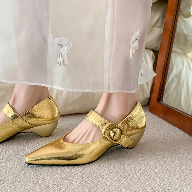 Rindslederversion Französisch Retro goldene Schnalle Leder spitz dicker Absatz leichter Mund Einzelne Schuhe Damen Ein-Wort-Schnalle mit Keilabsatz Mary Jane Schuhe