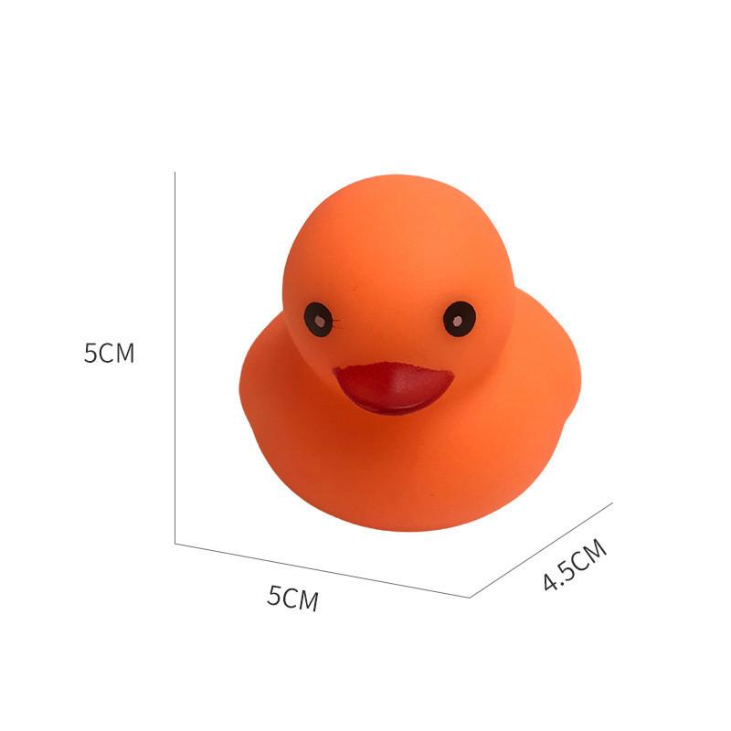 Buntes Kleines Gelbes Enten-Quetschspielzeug zum Schwimmen im Entchen-Themenpool