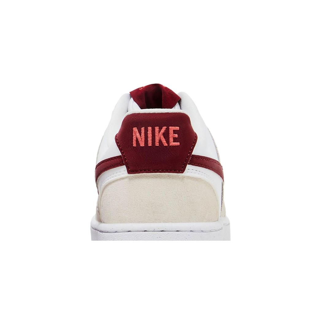 Nike Damen Court Vision Low 'Valentinstag 2024' (Damengrößen) Weiße / Adobe / Drachenrot / Teamrot Skateboard-Schuhe FQ7628 100