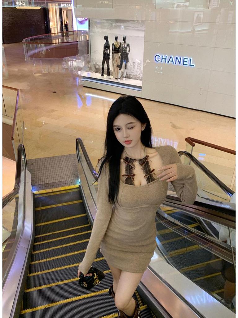 Schickes Strickkleid mit Spitze, Neckholder, Slim Fit, hüftumspielendem Rock und langen Ärmeln