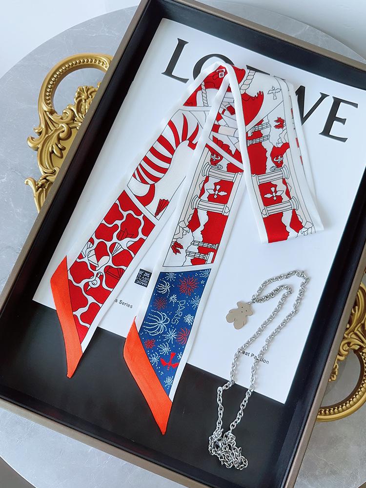 Ozdoba uchwytu torebki w postaci wstążki