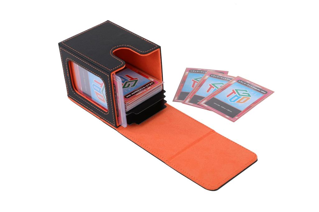 Toy God Look Deck loader do kart, który pozwala zobaczyć zawartość talii w. Mieści 100 kart w podwójnych i potrójnych koszulkach i obsługuje wszystkie karty w tym i