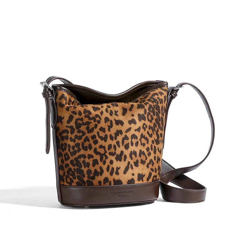 

Suede leopard print large-capacity bag women s 2025 new trendy Korean niche bucket bag versatile shoulder armpit bag темно-коричневого