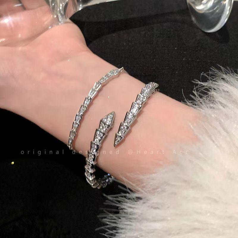 Pan Bao J Schlangenarmband Rosen-Schlangenknochen-Armband 520