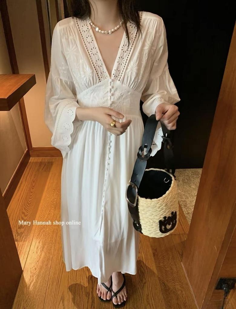 Robe blanche à manches longues et broderie ajourée pour les vacances à l'île ou à la plage