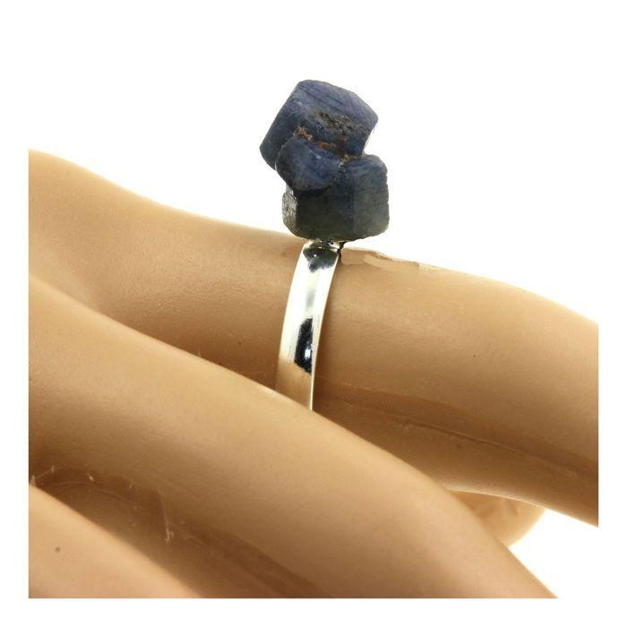 Pierres et Minéraux. Bague Saphir brut plaqué argent. 16.53 ct. Taille réglable.