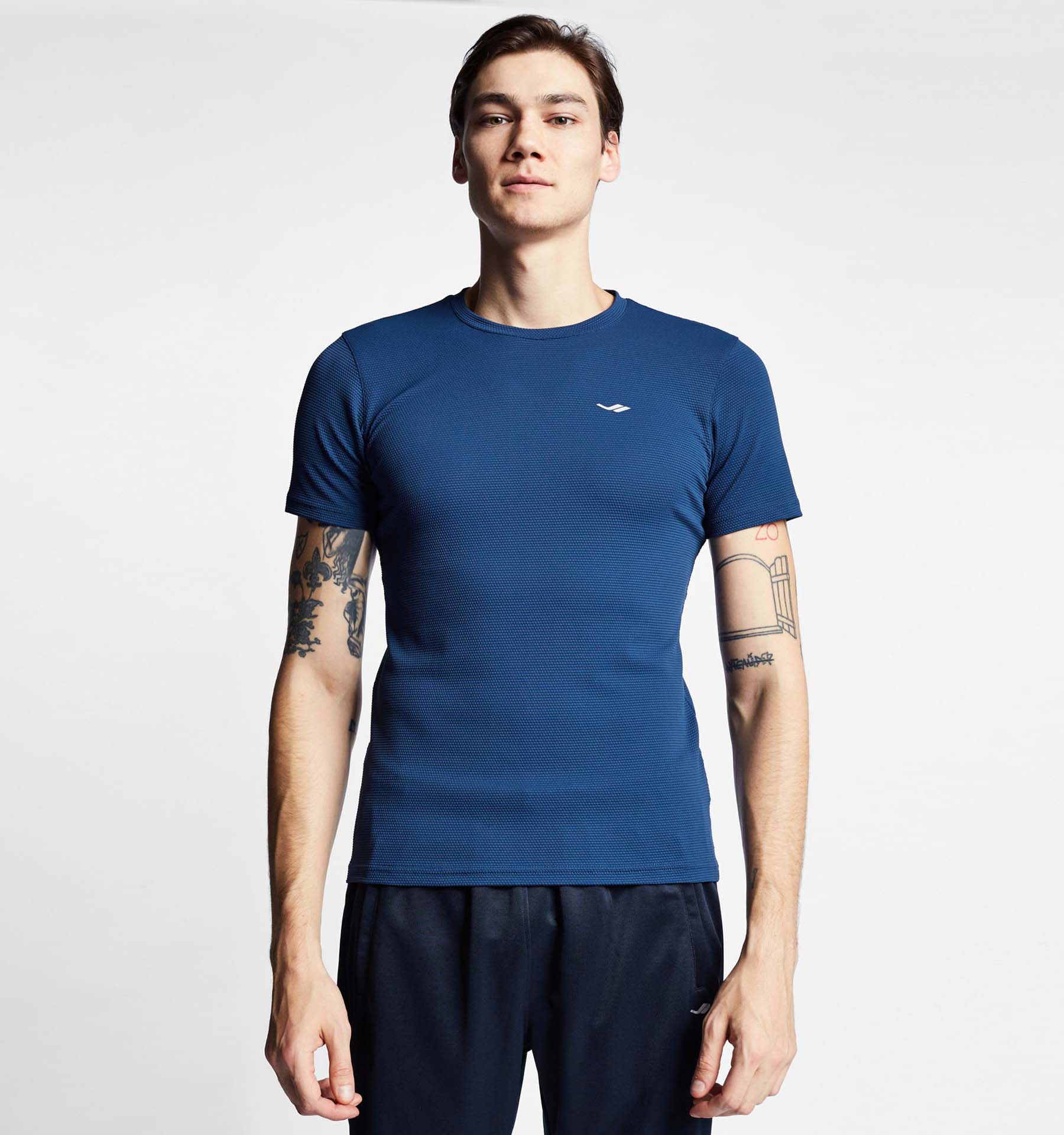 

Men s Short Sleeve T-Shirt 23S-1294-23N L темно-синього кольору