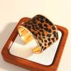 Bequemes Leopardenmuster Offenes Armband Verstellbar Breite Manschette Beflockte Textur Legierung Stilvolles Damenmode-Accessoire