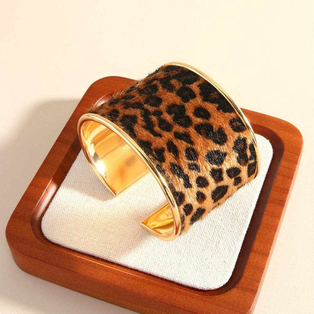 Bequemes Leopardenmuster Offenes Armband Verstellbar Breite Manschette Beflockte Textur Legierung Stilvolles Damenmode-Accessoire