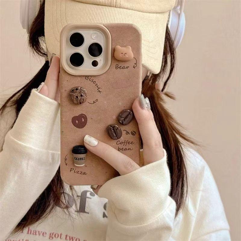 Three-dimensional coffee bear is suitable for iPhone16promax Apple 15 Pro mobile phone case 14 new 13 leather pattern 12/11