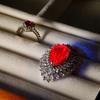 Imitace přírodního granátově červeného náhrdelníku Panenská láska Červený korund Srdcový Luxusní prsten s mikroinzetací