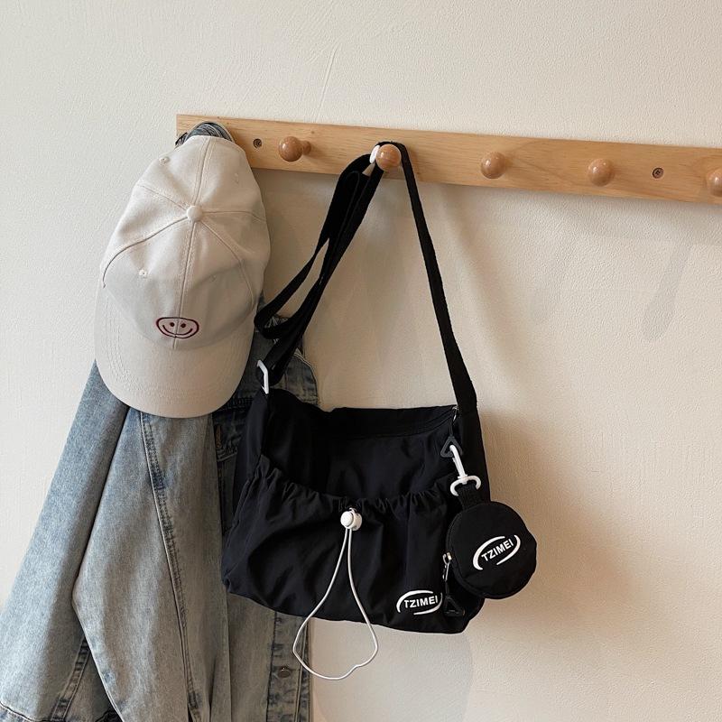 A Fashionable Summer Casual Stylish Simple and Large-capacity Single-shoulder Bag with A Simple Texture