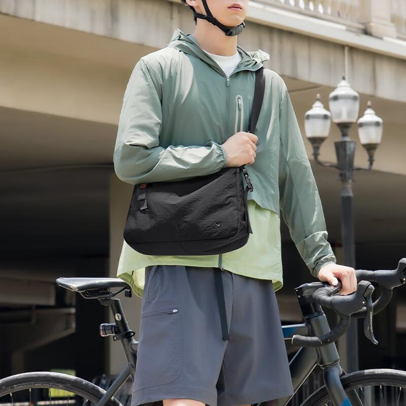 GOLF Shoulder Bag, Casual Crossbody Bag, Water-Resistant Sport Bag, Commuter Bag