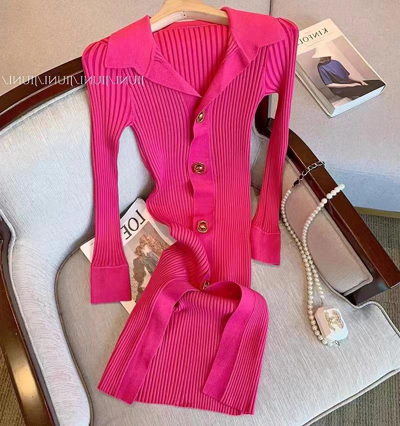 

Элегантное платье из французского трикотажа: Приталенный крой, нежный стиль, нишевый дизайн для начала осени M розы красного