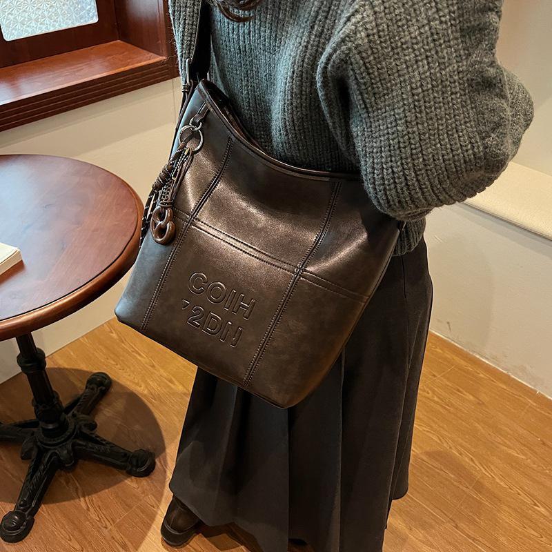 

Модная зимняя сумка из мягкой кожи 2024 года с выемкой в виде буквы Pendant коричневый