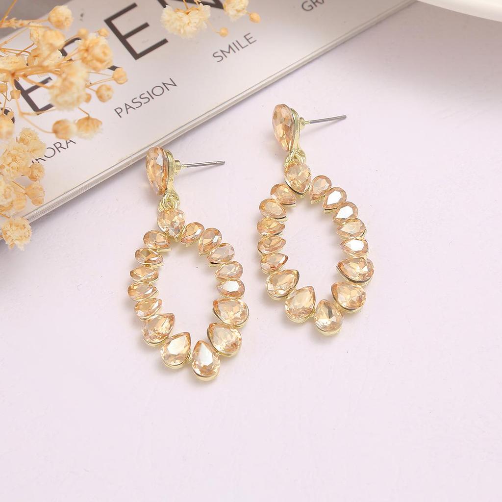 Retro Rhinestone Stud Earrings: Light Luxury Alloy Drops for Banquet and Party