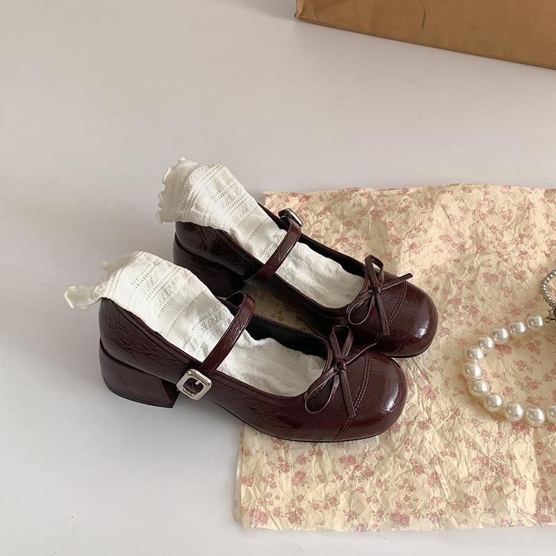 Ein neuer Stil von Damen-Einzelschuhen mit dicken Absätzen und flachem Ausschnitt