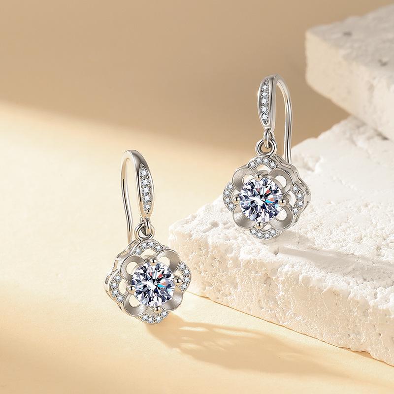 Elegant 1-Carat Four-Leaf Clover Earrings with Cubic Zirconia - Light Luxury Eight Hearts & Arrows Design