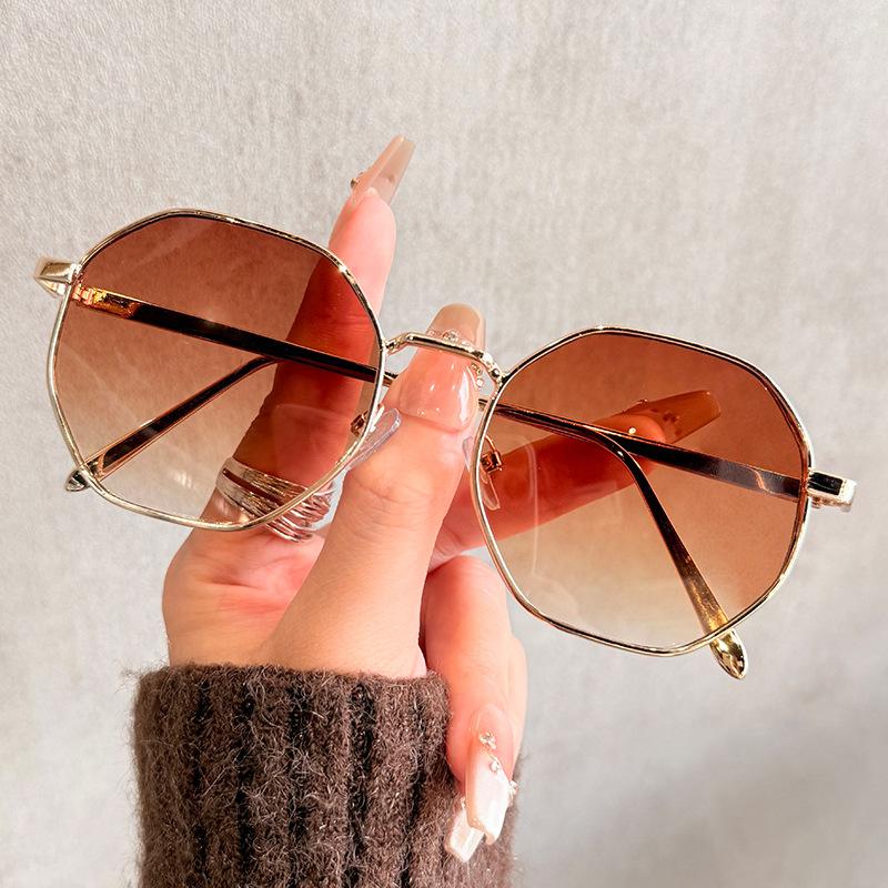 

New Fashion Square Sunglasses Women Retro Metal Unisex Sun Glasses Trendy Classic Style Punk Gradient Shade Glasses