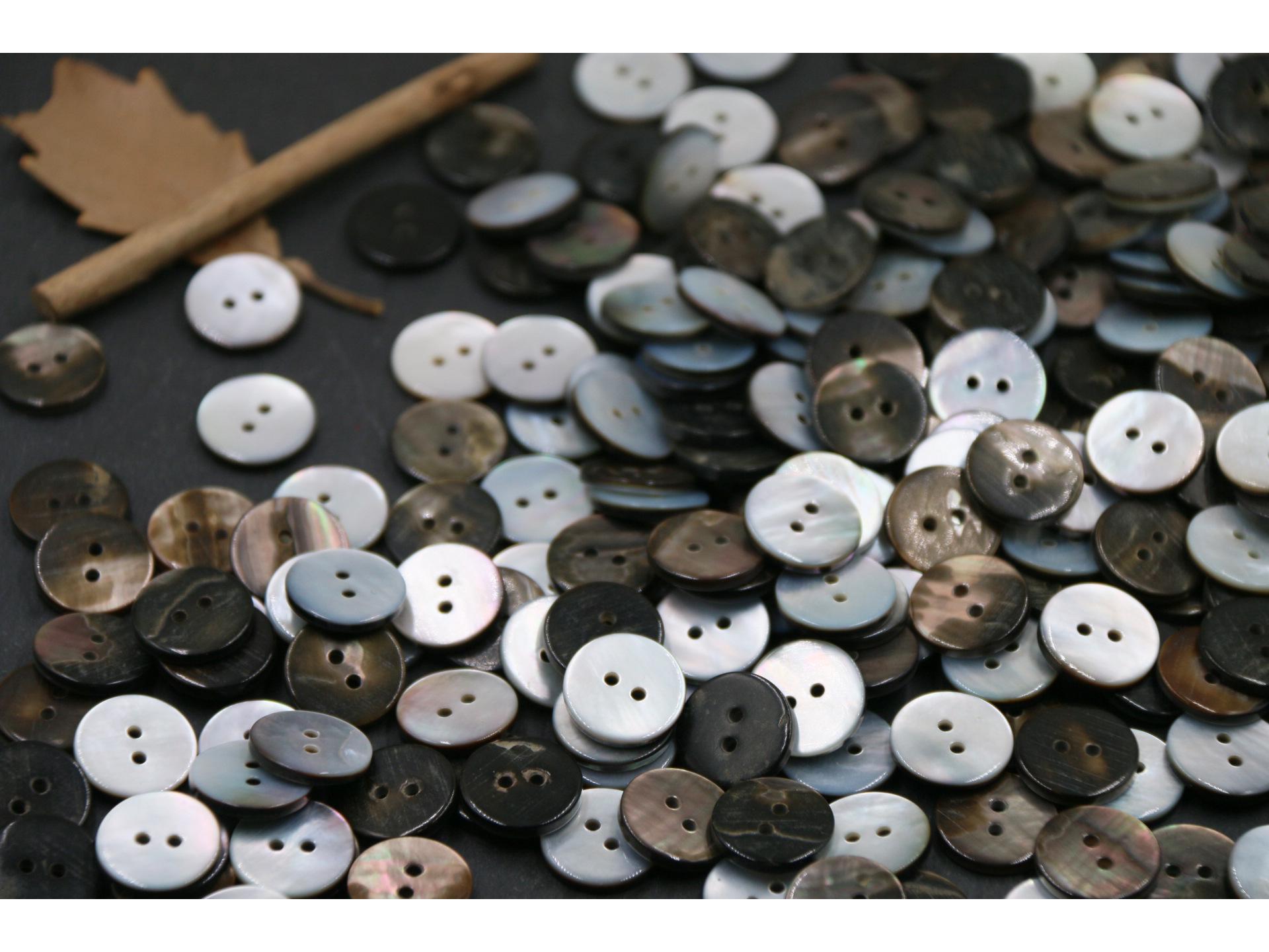 

Екологічно чиста чорна кофта-сорочка на ґудзиках з мушлі у вигляді метелика 16L=10.0 MM (Shell Color)