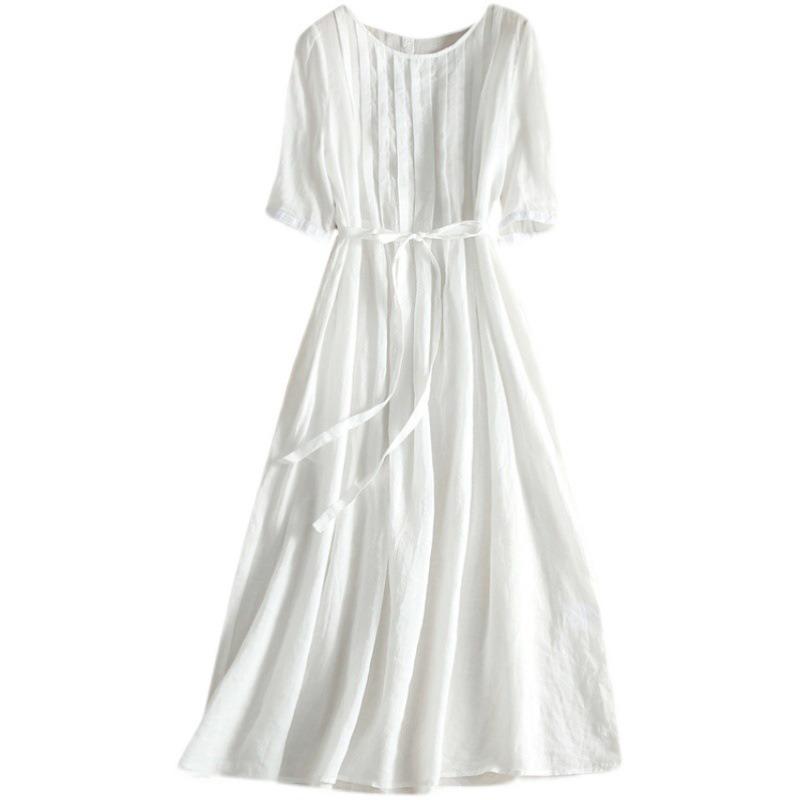 Eine Frau in einem weißen Kleid mit Schnürung und geraffter Taille