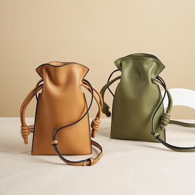 Bolsa con cordón plegable, bolsa para teléfono móvil, sentido de alta gama para mujer, bolso pequeño simple de cuero de vaca, bandolera versátil para el día a día