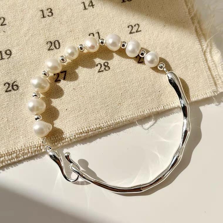 Retro Irregular Metal Pearl Bracelet - Women's Fashionable, Versatile Bangle