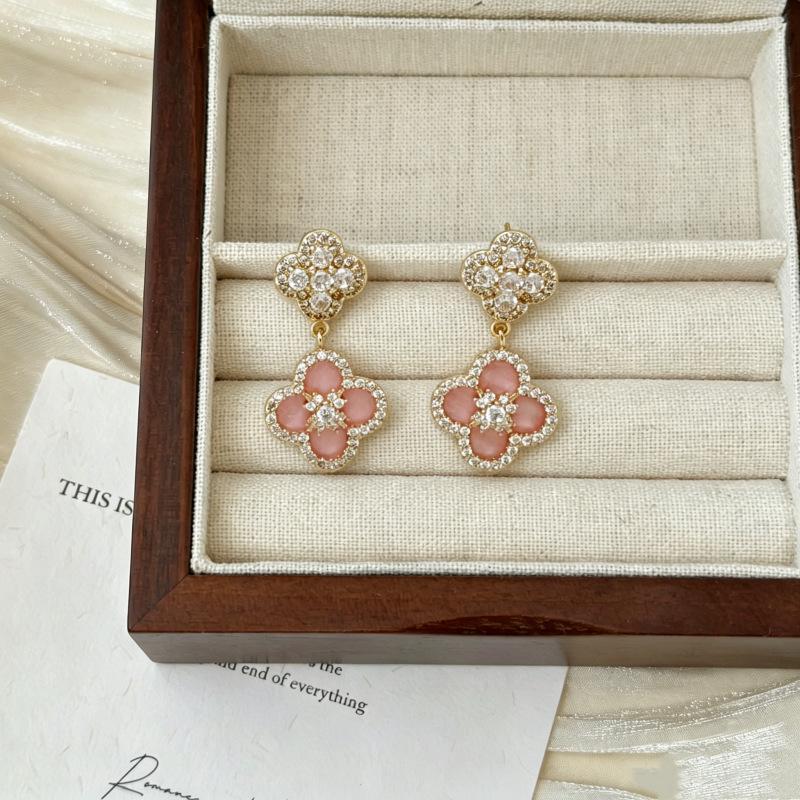 French Elegant Pink Mother-of-Pearl Clover Stud Earrings - Versatile, Sweet, and Luxurious Design