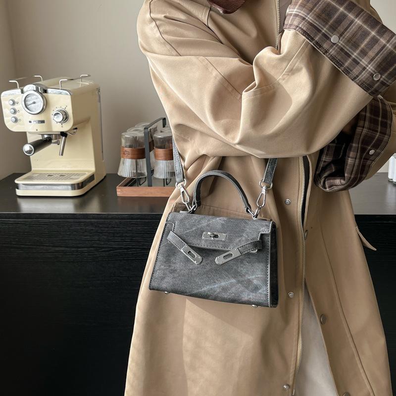 2025 winter new retro casual portable small square bag simple fashion temperament beautiful shoulder messenger bag