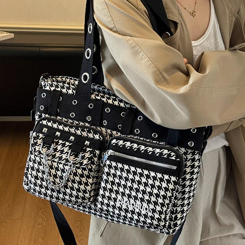 Neue große karierte Nietentasche Damenmode Personalisierte Pendler-Umhängetasche Punk-Stil Tragetasche