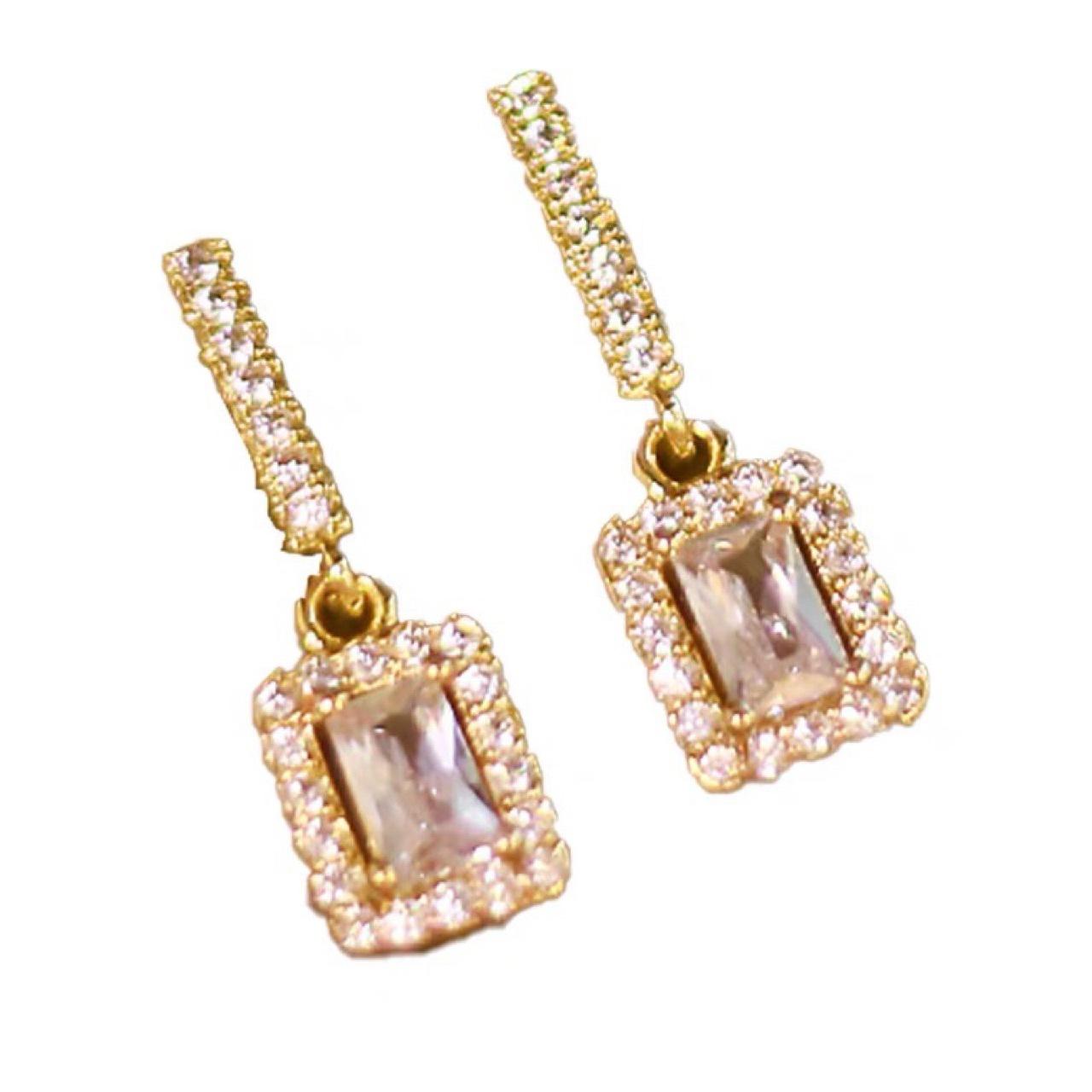 

Сережки з білим цирконом 2022 новий трендовий нішевий дизайн відчуття сережки для роботи відчуття сережки з характером жінки Silver needle