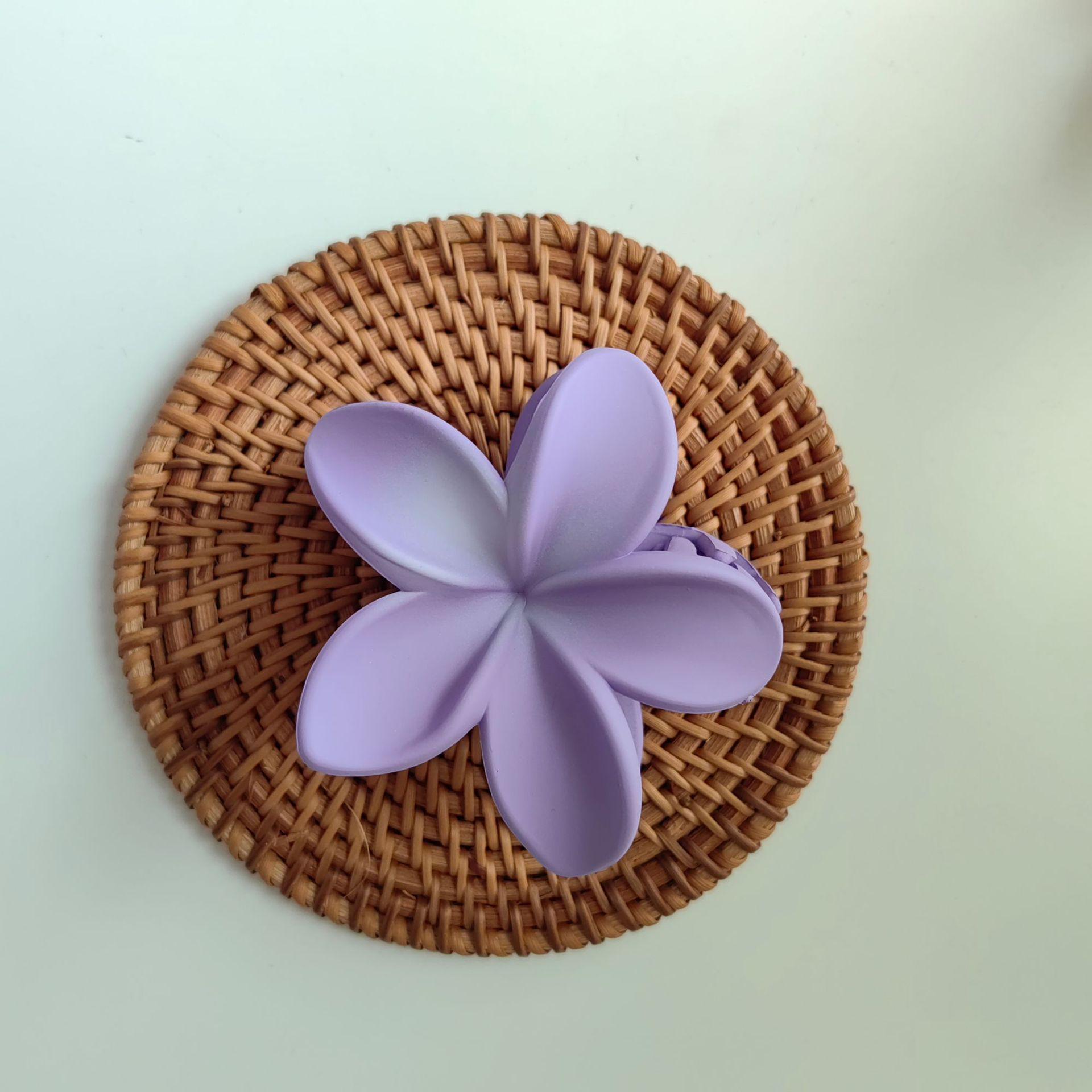 

Elegant Bauhinia and Frangipani Flower Shark Hair Clip for Women Standard Size